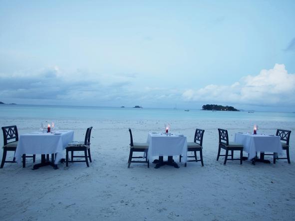 Paradise Sun - dinner on beach